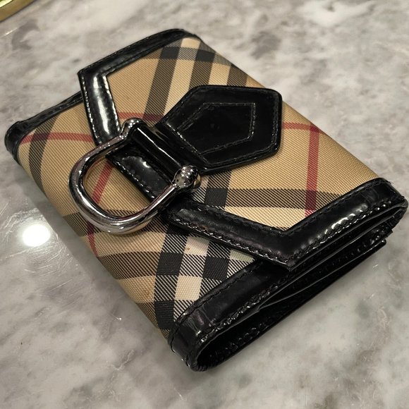 Burberry Vintage Check Wallet
Will be happy you got this nice wallet - Picture 5 of 7